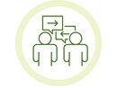 Illustration: Zwei stilisierte Personen mit Sprechblasen, die Pfeile enthalten, symbolisieren Kommunikation und Informationsaustausch. Die Grafik ist in einem grünen Farbton gehalten und von einem Kreis umgeben.