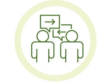 Illustration: Zwei stilisierte Personen mit Sprechblasen, die Pfeile enthalten, symbolisieren Kommunikation und Informationsaustausch. Die Grafik ist in einem grünen Farbton gehalten und von einem Kreis umgeben.