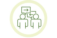Illustration: Zwei stilisierte Personen mit Sprechblasen, die Pfeile enthalten, symbolisieren Kommunikation und Informationsaustausch. Die Grafik ist in einem grünen Farbton gehalten und von einem Kreis umgeben.