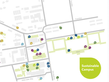 Infografik: Eine Karte des nachhaltigen Campus der Universität Hohenheim zeigt verschiedene Einrichtungen wie Fahrradreparaturstationen, Mensa, Bibliotheken und Recyclingpunkte. Symbole markieren Standorte für Essen, Trinken, Recycling und Unterstützung.