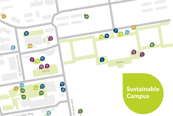Infografik: Eine Karte des nachhaltigen Campus der Universität Hohenheim zeigt verschiedene Einrichtungen wie Fahrradreparaturstationen, Mensa, Bibliotheken und Recyclingpunkte. Symbole markieren Standorte für Essen, Trinken, Recycling und Unterstützung.