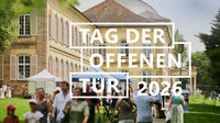 Foto: Schloss Hohenheim mit Personen im Vordergrund. Ein großes Banner mit der Aufschrift 'Tag der offenen Tür 2026' ist sichtbar. Menschen bewegen sich auf dem Gelände, einige Zelte sind aufgestellt.