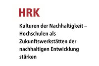 Infografik: Text mit dem Titel 'HRK Kulturen der Nachhaltigkeit – Hochschulen als Zukunftswerkstätten der nachhaltigen Entwicklung stärken'.