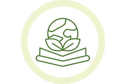 Illustration: Ein grünes Symbol zeigt einen stilisierten Globus über einem offenen Buch mit Blättern, umgeben von einem Kreis. Es repräsentiert umweltfreundliche Bildung.