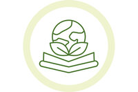 Illustration: Ein grünes Symbol zeigt einen stilisierten Globus über einem offenen Buch mit Blättern, umgeben von einem Kreis. Es repräsentiert umweltfreundliche Bildung.