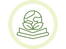 Illustration: Ein grünes Symbol zeigt einen stilisierten Globus über einem offenen Buch mit Blättern, umgeben von einem Kreis. Es repräsentiert umweltfreundliche Bildung.