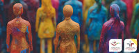 Foto: Bunte Figuren aus verschiedenen Materialien stehen dicht beieinander. Unten rechts sind zwei Zertifikate sichtbar: 'Zertifikat seit 2023 audit vielfaltsgerechte hochschule' und 'Zertifikat seit 2004 audit familiengerechte hochschule'.