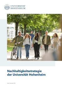 Foto: Eine Gruppe von Personen geht auf einem von Bäumen gesäumten Weg auf dem Campus der Universität Hohenheim. Oben ist das Logo der Universität und der Text 'Nachhaltigkeitsstrategie der Universität Hohenheim, Stand: Dezember 2025' sichtbar.