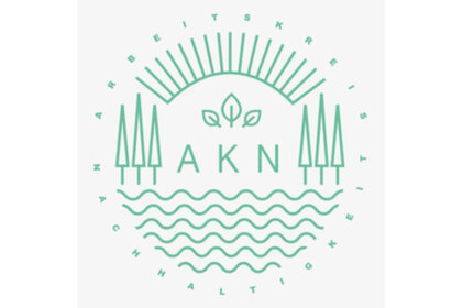 Illustration: Ein Logo mit dem Text 'AKN' in der Mitte, umgeben von stilisierten Bäumen, Wellen und einem Halbkreis aus Linien. Der Text 'Arbeitskreis Nachhaltigkeit' bildet einen Kreis um das Design.