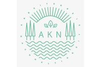 Illustration: Ein Logo mit dem Text 'AKN' in der Mitte, umgeben von stilisierten Bäumen, Wellen und einem Halbkreis aus Linien. Der Text 'Arbeitskreis Nachhaltigkeit' bildet einen Kreis um das Design.