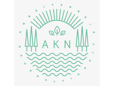 Illustration: Ein Logo mit dem Text 'AKN' in der Mitte, umgeben von stilisierten Bäumen, Wellen und einem Halbkreis aus Linien. Der Text 'Arbeitskreis Nachhaltigkeit' bildet einen Kreis um das Design.