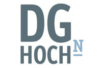 Illustration: Das Bild zeigt ein Logo mit den Buchstaben 'DG HOCH' in großen, grauen Buchstaben. Der Buchstabe 'N' ist kleiner und in hellblau dargestellt, unterstrichen.